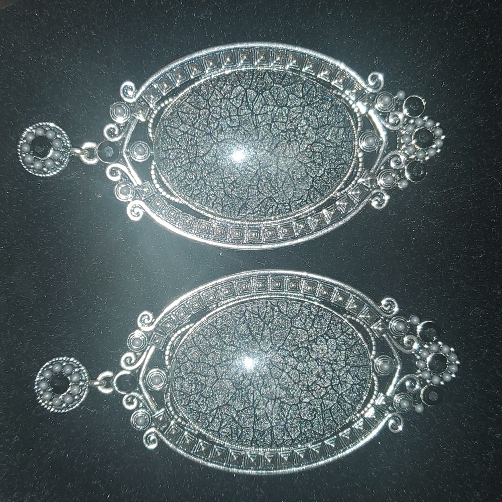 Stone dangle earrings